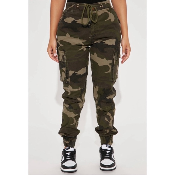 Fashion Nova Pants - Fashion Nova Pocket Placement Cargo Pants Camouflage Size Medium